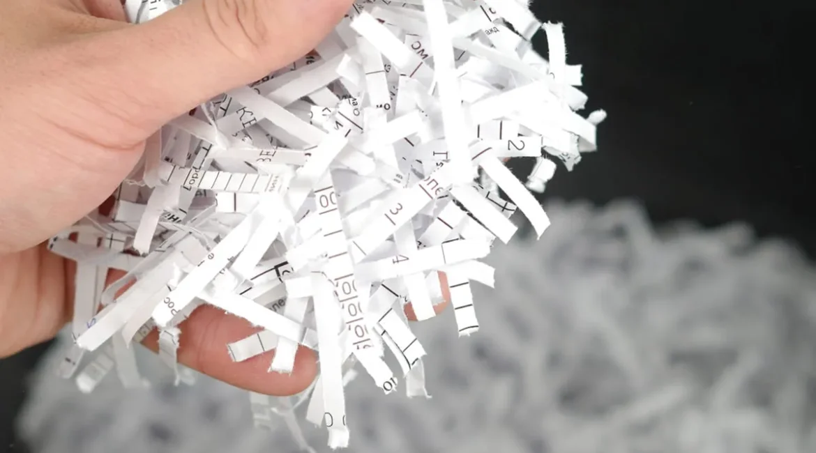 Protegiendo datos sensibles: Estrategias efectivas de destrucción de papel.